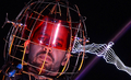 米著名奇術師でスタントマンのデビッド・ブレイン（David Blaine）氏は、ニューヨーク（New York）市内で「エレクトリファイド（Electrified、帯電）」と銘打った最新パフォーマンスを開始した。高圧電流の中で、三日三晩耐えるのが目標だとしている（2012年10月5日撮影）。(c)AFP/Emmanuel DUNAND