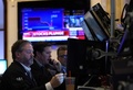 米ニューヨーク証券取引所で勤務するトレーダーら（2020年3月9日撮影）。(c)TIMOTHY A. CLARY / AFP