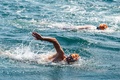 トルコ・イスタンブールで開かれた「ボスポラス海峡大陸間水泳大会」の参加者ら（2019年7月21日撮影）。(c)Yasin AKGUL / AFP