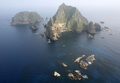 日本と韓国が領有権を主張する竹島（韓国名・独島、2008年7月14日撮影）。(c)AFP
