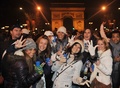 フランス・パリ（Paris）のシャンゼリゼ（Champs-Elysees）通りで新年を祝う人たち（2011年1月1日撮影、資料写真）。(c)AFP/BERTRAND LANGLOIS