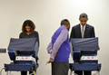 シカゴ（Chicago）のコミュニティーセンターで期日前投票を行うバラク・オバマ（Barack Obama）大統領（2012年10月25日撮影）。(c)AFP/Mandel NGAN