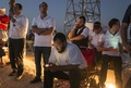 イスラエル南部スデロット（Sderot）で、パレスチナ自治区ガザ地区（Gaza Strip）を見下ろす丘の上に集まり、空爆やロケット弾による双方の攻撃の様子を見るイスラエル人たち（2014年7月10日撮影）。(c)AFP/JACK GUEZ