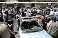 シリア・ダマスカス（Damascus）中心部の裁判所がある区画で起きた爆発で破壊された車の残骸（2012年6月28日撮影）。(c)AFP