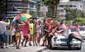 スペイン領カナリア（Canary）諸島、グランカナリア（Gran Canaria）島のマスパロマス（Maspalomas）で開催された同性愛者の祭典「ゲイ・プライド・マスパロマス（Gay Pride Maspalomas）2014」のパレードに参加する人々（2014年5月24日撮影）。(c)AFP/DESIREE MARTIN
