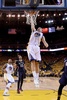 14-15NBAプレーオフ1回戦（7回戦制）、ゴールデンステイト・ウォリアーズ対ニューオーリンズ・ペリカンズ。シュートを決めるゴールデンステイト・ウォリアーズのクレイ・トンプソン（2015年4月20日撮影）。(c)AFP/Getty Images/Thearon W. Henderson