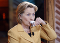 トルコ・首都アンカラ（Ankara）の米国大使館でテレビ出演するヒラリー・クリントン（Hillary Clinton）米国務長官（2009年3月7日撮影）。(c)AFP/OSMAN ORSAL
