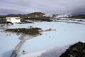 写真はアイスランドの首都レイキャビク（Reykjavik）郊外にある温泉｢ブルーラグーン（Blue Lagoon）｣。ブルーラグーンは水の色が青と緑であることから、この名で呼ばれている。健康効果もうたわれている（2009年4月26日撮影）。(c)AFP/OLIVIER MORIN