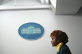カリーヌ・ジャンピエール米大統領副報道官（2022年2月14日撮影、資料写真）。(c)Brendan SMIALOWSKI / AFP