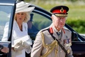 Dデー80年の記念式典に出席した英国のチャールズ国王とカミラ王妃。仏ノルマンディーで（2024年6月6日撮影）。(c)Ludovic MARIN / POOL / AFP