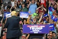 米中西部ミシガン州グランドラピッズで開かれた選挙集会で演説したドナルド・トランプ前大統領（2024年7月20日撮影）。(c)Jim WATSON / AFP