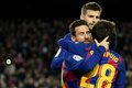 19-20スペイン1部リーグ第20節、FCバルセロナ対グラナダ。得点を決め、チームメートのリキ・プッチ（手前）らと喜び合うFCバルセロナのリオネル・メッシ（2020年1月19日撮影）。(c)LLUIS GENE / AFP