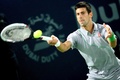 ドバイ・テニス選手権（Dubai Duty Free Tennis Championships 2014）、男子シングルス準決勝。リターンを打つノバク・ジョコビッチ（Novak Djokovic、2014年2月28日撮影）。(c)AFP/MARWAN NAAMANI
