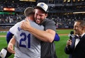 24MLB、ワールドシリーズ（7回戦制）、ニューヨーク・ヤンキース対ロサンゼルス・ドジャース。優勝を喜ぶウォーカー・ビューラー（左）と喜ぶロサンゼルス・ドジャースのクレイトン・カーショウ（2024年10月30日撮影）。(c)Elsa/Getty Images/AFP