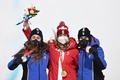 北京冬季五輪、アルペンスキー女子滑降。表彰式に臨む（左から）銀メダルを獲得したイタリアのソフィア・ゴッジア、金メダルを獲得したスイスのコリーヌ・スッター、銅メダルを獲得したイタリアのナディア・デラゴ（2022年2月15日撮影）。(c)Jeff PACHOUD / AFP