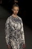 ブラジル・サンパウロで発表された「フェルナンダ・ヤマモト（Fernanda Yamamoto）」の14年秋冬コレクション（2013年10月29日撮影）。(c)AFP/Nelson ALMEIDA	
