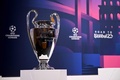 サッカー欧州チャンピオンズリーグ、決勝トーナメント1回戦の組み合わせ抽選会。台に置かれたトロフィー（2022年11月7日撮影）。(c)Fabrice COFFRINI / AFP