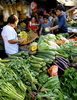 フィリピン・マニラ（Manila ）の市場で野菜を買う人たち（2009年4月7日撮影）。(c)AFP/JAY DIRECTO