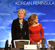 カナダ・バンクーバーで行われた外相会合に出席した韓国の康京和外相（左）とカナダのクリスティア・フリーランド外相（右、2018年1月16日撮影）。(c)AFP PHOTO / Don MacKinnon