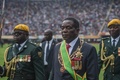 ジンバブエの首都ハラレにあるスタジアムで、大統領就任式に臨むエマーソン・ムナンガグワ氏（中央、2017年11月24日撮影）。(c)AFP/MUJAHID SAFODIEN