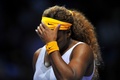 女子テニス、WTAツアー選手権（TEB BNP Paribas WTA Championships - Istanbul 2013）準決勝。試合中にうつむくセレーナ・ウィリアムス（Serena Williams、2013年10月26日撮影）。(c)AFP/OZAN KOSE