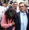 仏南西部ポー（Pau）で、末期患者に薬物を投与して殺害したとして起訴されていた裁判で無罪を言い渡され、妻（左）に付き添われて裁判所を後にするニコラ・ボンヌメゾン（Nicolas Bonnemaison）元医師（2014年6月25日撮影）。(c)AFP/JEAN-PIERRE MULLER