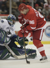レッドウィングスのトーマス・ホルムソトラム（%%Tomas Holmstrom%%、右）のショットをセーブするカナックスのゴーリー、ロベルト・ルオンゴ（%%Roberto Luongo%%）。(c)AFP/Getty Images/Claus Andersen