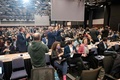 カナダ・モントリオールで開かれた国連生物多様性条約第15回締約国会議（COP15）で、新目標が採択され拍手する各国代表（2022年12月19日撮影）。(c)ANDREJ IVANOV / AFP