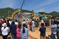 カンボジア南部ケップ州で、建設中のホテルが倒壊した現場で救助活動に当たる人々（2020年1月4日撮影）。(c)TANG CHHIN Sothy / AFP