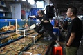 中国・北京の水産物卸売市場（2023年8月24日撮影）。(c)GREG BAKER / AFP