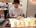 バレンタインデーに向けて高島屋が開催しているショコラの祭典「アムール・デュ・ショコラ」で、動物型のチョコレートを作るパティスリー・エチエンヌのスイートアートデザイナー藤本美弥さん（2014年2月4日撮影）。(c)AFP/Yoshikazu TSUNO