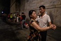 中国・湖北省武漢の長江近くで、ダンスをする人々（2020年8月5日撮影）。(c)Hector RETAMAL / AFP