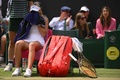 テニス、ウィンブルドン選手権、女子シングルス4回戦。ベンチに座るミラ・アンドレーワ（2023年7月10日撮影）。(c)Daniel LEAL / AFP