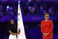 パリ五輪閉会式。ロサンゼルスのカレン・バス市長（右）と、五輪旗を手にする体操女子米国代表のシモーネ・バイルス（2024年8月11日撮影）。(c)Franck FIFE/ AFP