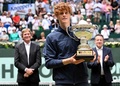 男子テニス、テラ・ウォルトマン・オープン、シングルス決勝。優勝を飾り、表彰式でトロフィーを手にするヤニック・シナー（2024年6月23日撮影）。(c) CARMEN JASPERSEN / AFP