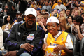 08-09NBA西カンファレンスプレーオフ1回戦、ロサンゼルス・レイカーズ（%%Los Angeles Lakers%%）対ユタ・ジャズ（%%Utah Jazz%%）第5戦。試合はレイカーズが107-96で勝利し、通算戦績を4勝1敗として同準決勝に進んだ。レイカーズは、コービー・ブライアント（%%Kobe Bryant%%）が両チーム最多の31得点を奪って勝利し、5戦目でジャズとのプレーオフ1回戦を制した。写真は試合観戦に訪れた俳優のクリス・タッカー（%%Chris Tucker%%、左）と息子のDestinくん。（2009年4月27日撮影）(c)AFP/Getty Images/NBAE/Andrew D. Bernstein