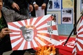 日本総領事館が入るビルの前で南京事件に対する抗議デモを行う民間団体のメンバーら。香港にて（2018年12月13日撮影）。(c)ANTHONY WALLACE / AFP