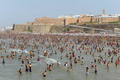 15日、熱波に見舞われたモロッコ・ラバト（Rabat）のビーチは、涼を求める多くの海水浴客でにぎわった（2012年7月15日撮影）。(c)AFP/FADEL SENNA