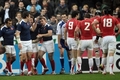 ラグビーシックスネイションズ（Six Nations Rugby 2011）第5週。フランス対ウェールズ。トライを決めチームメイトから祝福されるフランスのヴァンサン・クレール（Vincent Clerc、左から4人目、2011年3月19日撮影）。(c)AFP/BERTRAND LANGLOIS