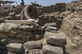 エジプト・ルクソール近郊で発見された古代都市遺構で、遺骨にカバーをかける作業員（2021年4月10日撮影）。(c)Khaled DESOUKI / AFP