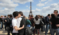 仏パリ（Paris）のトロカデロ（Trocadero）広場で、エッフェル塔（Eiffel Tower）を背に「キスイン」を行う人びと（2010年5月16日撮影）。(c)AFP/JACQUES DEMARTHON