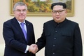 国際オリンピック委員会（IOC）のトーマス・バッハ会長（左）と握手する北朝鮮の金正恩（キム・ジョンウン）朝鮮労働党委員長。国営朝鮮中央通信（KCNA）配信（撮影日不明、2018年3月31日配信）。(c)AFP PHOTO/KCNA VIA KNS