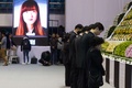 韓国・安山（Ansan）市の体育館に設置された旅客船セウォル（Sewol）号の犠牲者を追悼する献花台を訪れた人々（2014年4月23日撮影）。(c)AFP/KIM DOO-HO