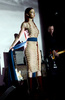 米・カリフォルニア（California）州のハリウッド・フォーエバー墓地（Hollywood Forever Cemetery）で歌手クリスタ・ベル（Chrysta Bell）がパフォーマンスを披露した（2013年5月12日撮影）。(c)AFP/Getty Images/Kevin Winter