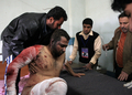 2008年2月1日、イラク・バグダッド（Baghdad）のイマーム・アリー（Imam Ali）病院に収容された負傷者の手助けをする病院関係者。(c)AFP/WISSAM AL-OKAILI