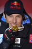 アルペンスキー世界選手権2013（2013 FIS Alpine World Ski Championships）、男子滑降。金メダルを手にするアクセル・ルンド・スビンダル（Aksel Lund Svindal、2013年2月9日撮影）。(c)AFP/FABRICE COFFRINI