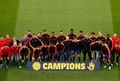 17-18スペイン1部リーグ第34節、FCバルセロナ対ビジャレアル。試合前にタイトル獲得を記念した写真撮影に臨むFCバルセロナの選手やスタッフ（2018年5月9日撮影）。(c)AFP PHOTO / Pau Barrena