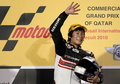 2010年の世界ロードレース選手権、開幕戦カタールGP、Moto2クラス決勝で優勝を飾ったテクノマグ-CIPの富沢祥也（2010年4月11日撮影）(c)MARWAN NAAMANI / AFP