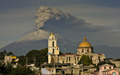 メキシコ中部トラスカラ（Tlaxcala）州サン・ダミアン・テクソロク（San Damian Texoloc）から撮影した、噴煙を上げるポポカテペトル（Popocatepetl）山（2013年7月9日撮影）。(c)AFP/J.GUADALUPE PEREZ