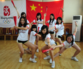 中国・河北（Hebei）省京東（Jingdong）で、チアリーディングの特訓に臨む北京五輪のチアガールたち（2008年7月4日撮影）。(c)AFP/Frederic J. BROWN